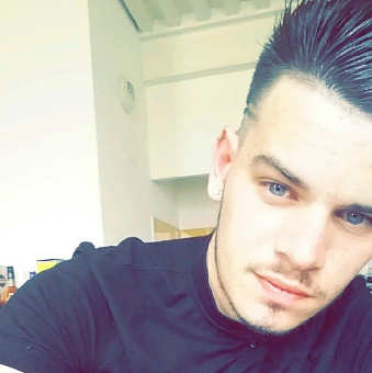 24  ans, Homme